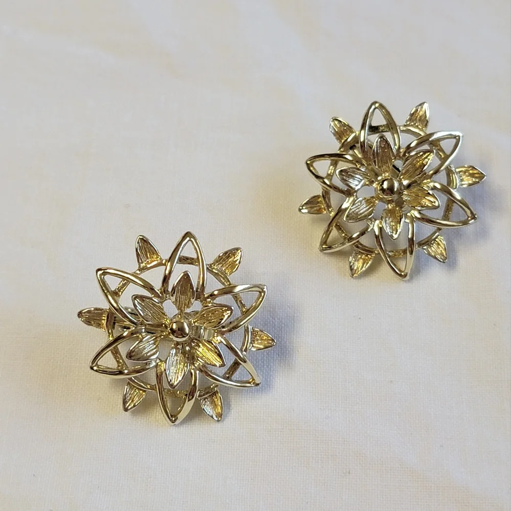 Vintage 1960s Sarah Coventry Peta-Lure Floral  Clip On Earrings